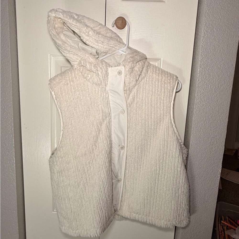 BKE Women’s Cream Hooded Vest